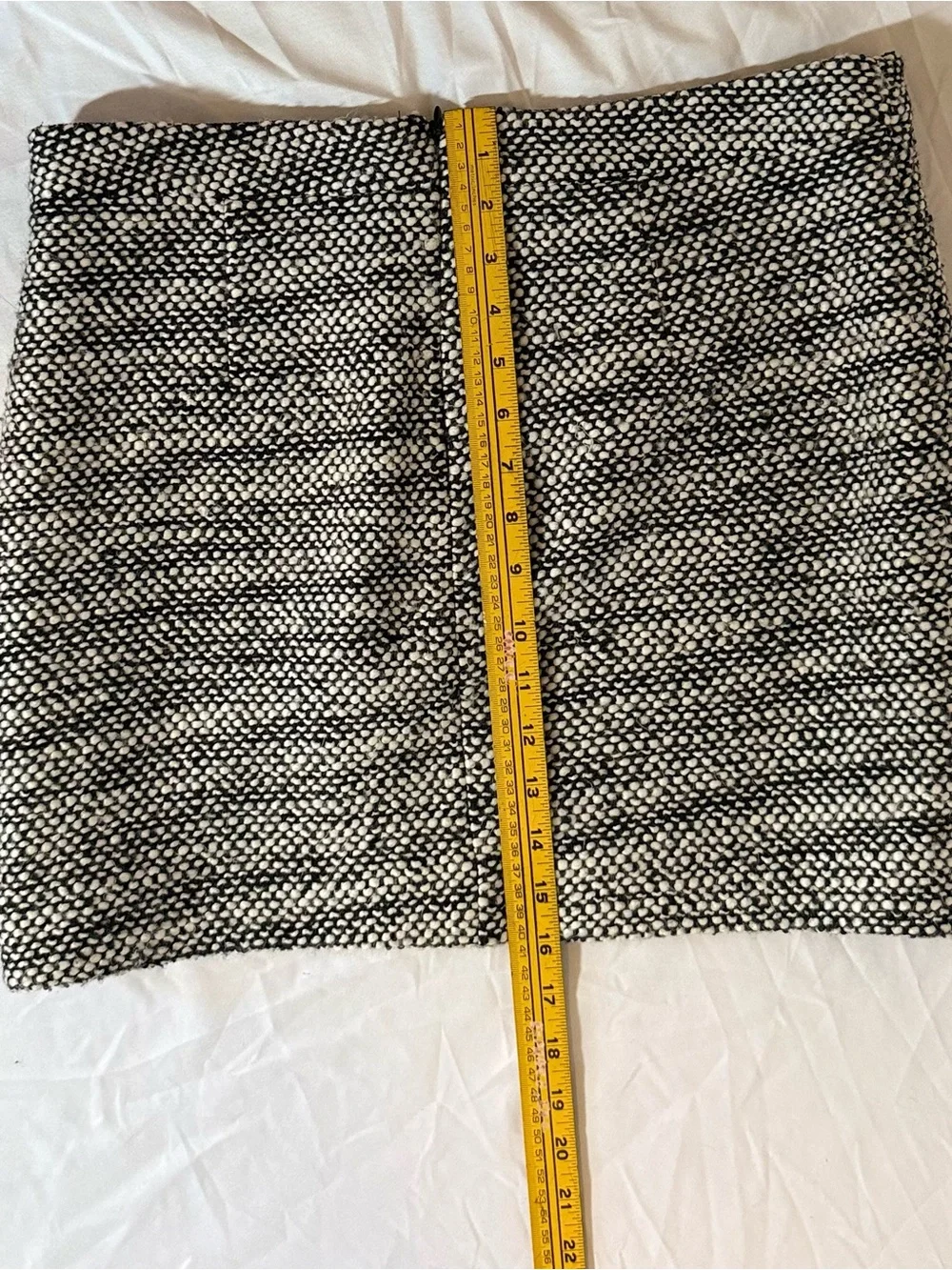 J. Crew Black and White Tweed Mini Skirt 55%Acrylic 38%Wool 7%Other Size 8 (X22)